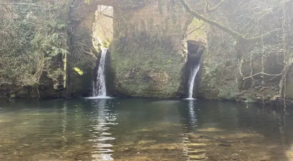 Cascate naturali a Barbarano Romano, con acqua cristallina che scende da antiche rovine ricoperte di muschio.