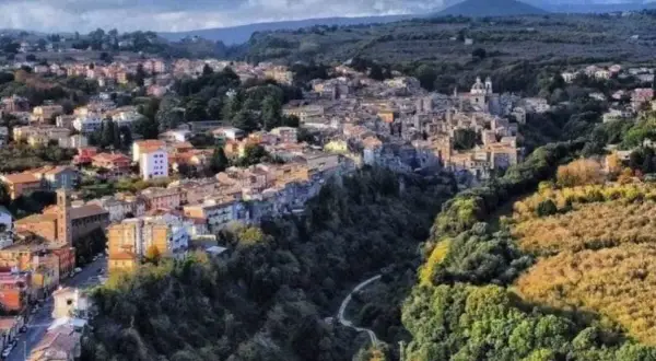 Panoramica di Ronciglione con il Rio Vicano che serpeggia tra le colline verdi e gli edifici storici.