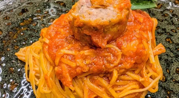 Spaghetti con polpetta e sugo rosso, un assaggio dei prodotti tipici viterbo.