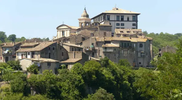 Gradoli, borgo medievale arroccato su una collina, con case in pietra, tetti in cotto e una chiesa con campanile. Un luogo incantevole da scoprire.