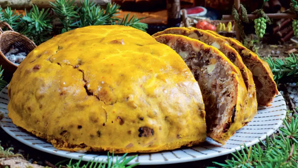 Pangiallo ricetta: un dolce tradizionale natalizio, dorato e ricco di frutta secca, pronto per essere gustato.