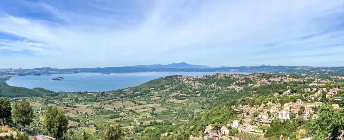 Panoramica di Montefiascone, dove si trova il lago di Bolsena, con colline verdi e case sparse.