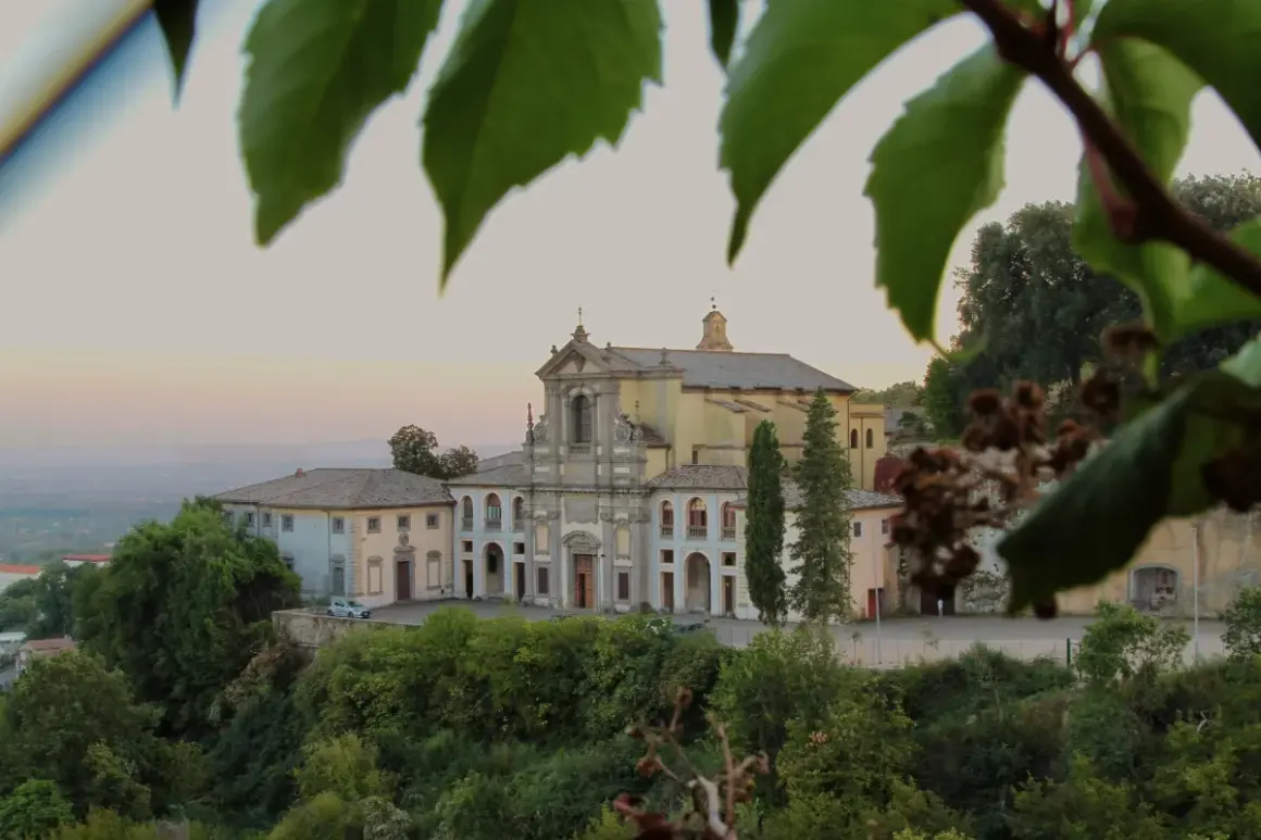 Complesso di Santa Teresa a Caprarola, con la sua imponente facciata barocca che domina il paesaggio collinare.