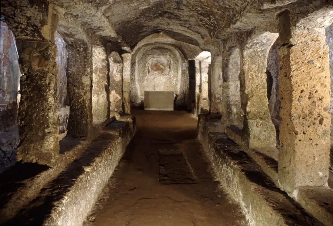 Interno del mitreo di Sutri, con nicchie e affreschi antichi.
