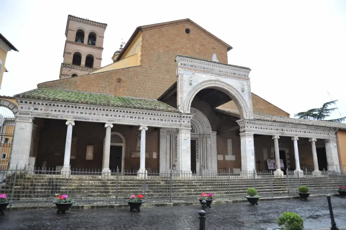 La Basilica di San Marciano a Civita Castellana, con il suo campanile romanico e il portico decorato.