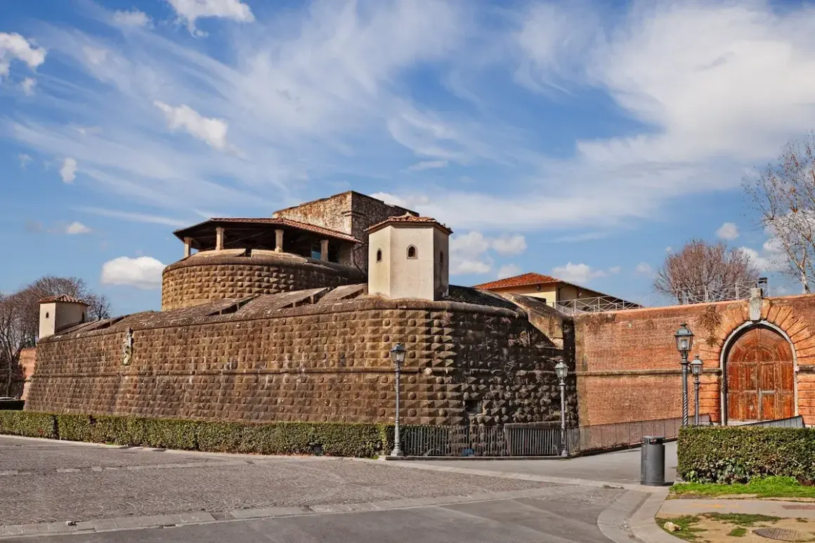 Fortezza bastione progettata da Antonio da Sangallo il Giovane, con mura imponenti e un portale in mattoni.