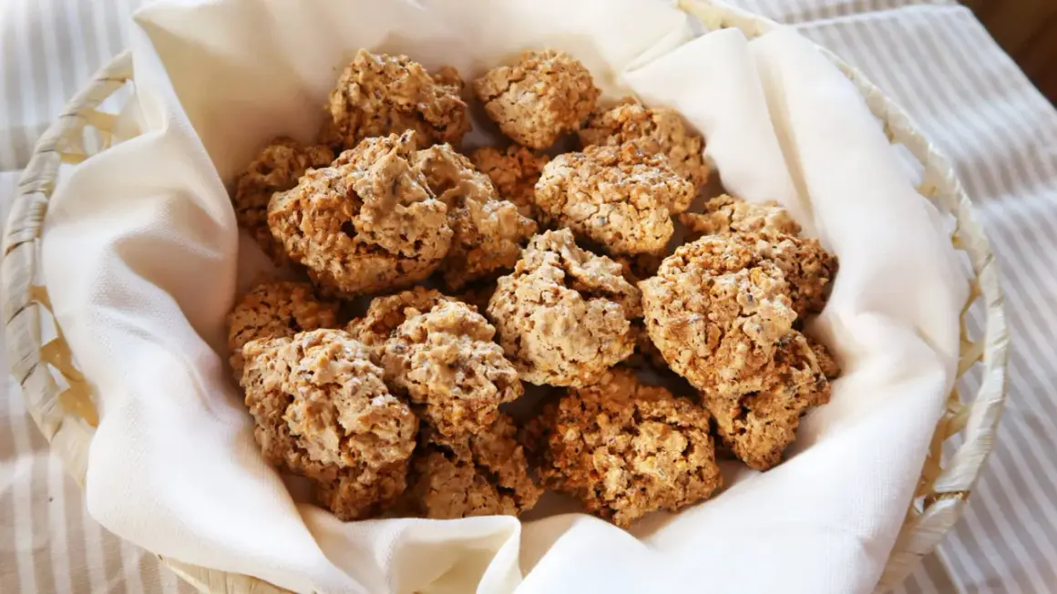 Cesto di "brutti ma buoni" viterbesi, biscotti croccanti e deliziosi, perfetti per ogni occasione.