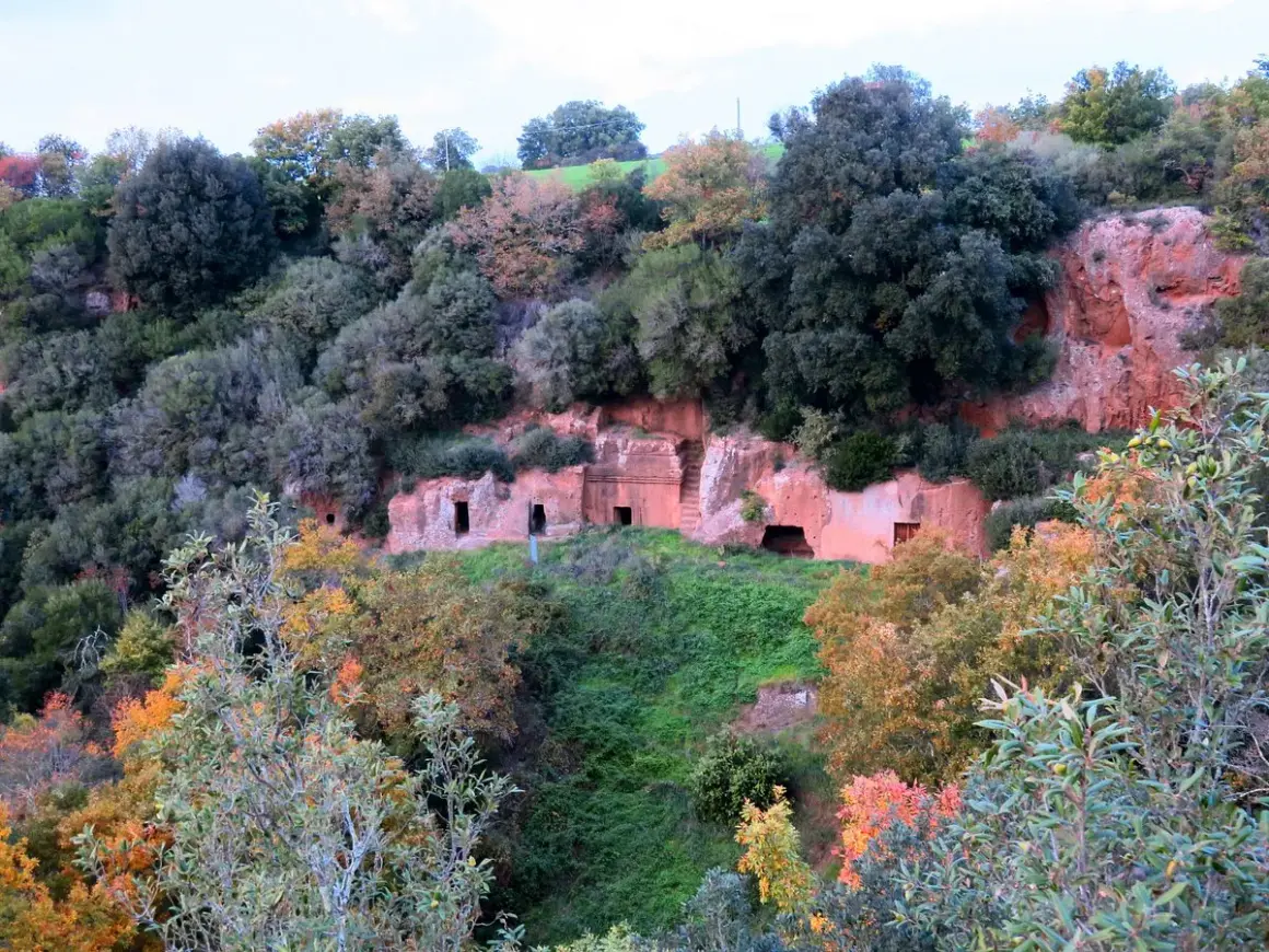 Antiche tombe etrusche scavate nella roccia, un luogo suggestivo da scoprire a Bleracosa vedere.