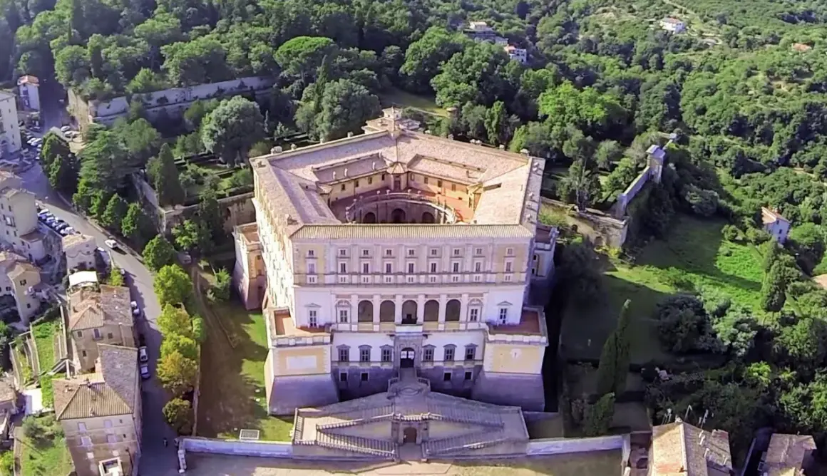 Vista aerea del Palazzo Farnese a Caprarola, con un accenno a come arrivare, immerso nel verde.