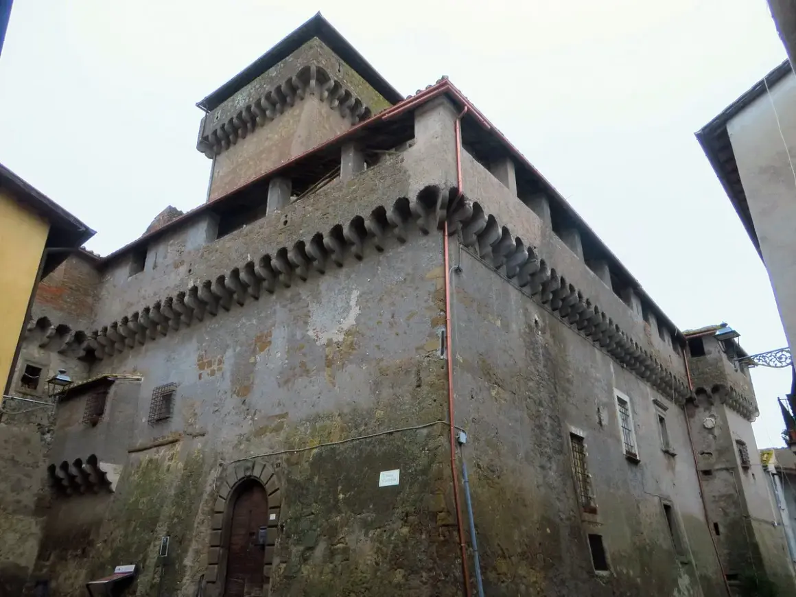 Antico castello a Carbognano, un luogo da scoprire. Mura imponenti e merlature che raccontano storie.
