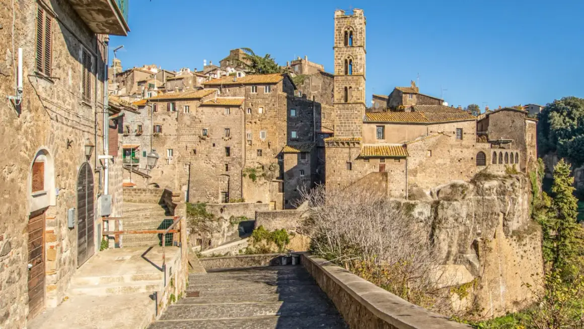 Ronciglione cosa vedere: un borgo medievale arroccato su una rupe, con antiche case in pietra e una torre campanaria che domina il paesaggio.