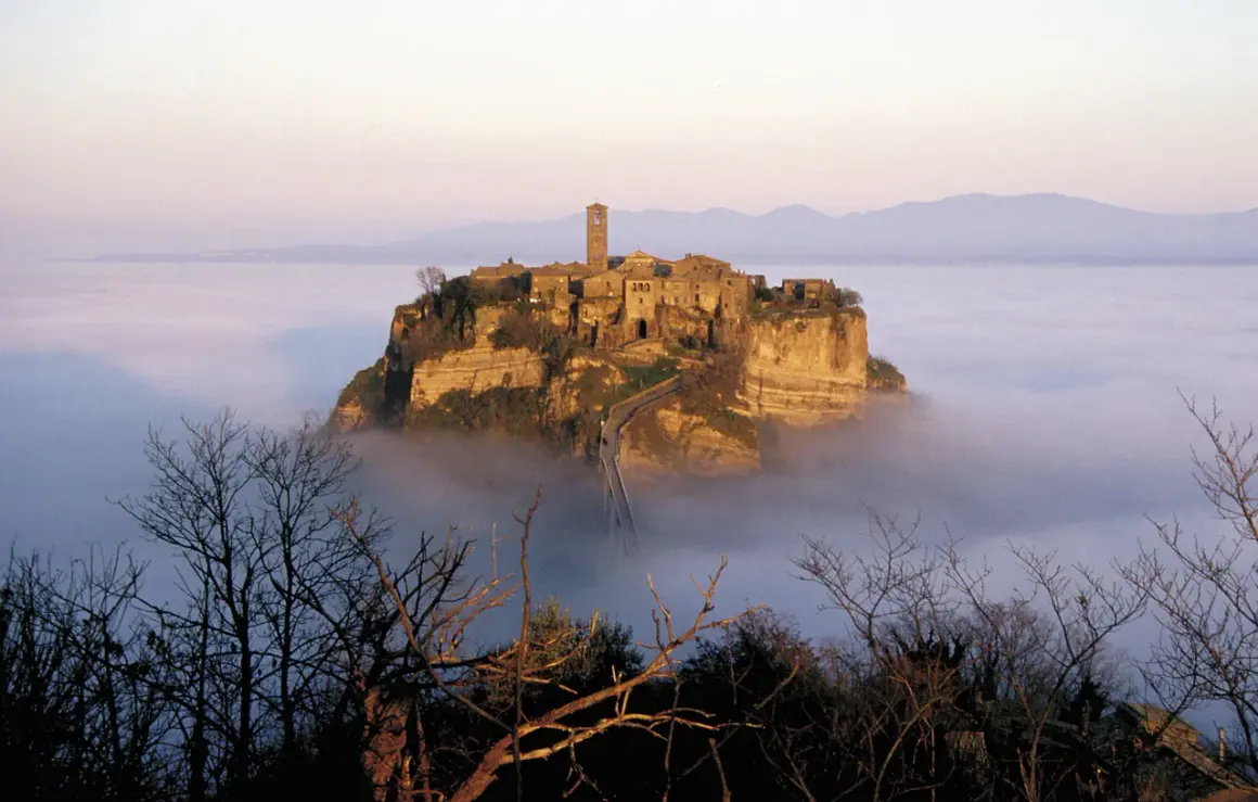 Civita di Bagnoregio, un gioiello di tuscialand, emerge dalla nebbia come un'isola nel cielo.