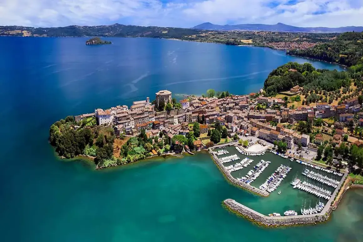Vista aerea di Bolsena, con il suo borgo storico affacciato sul lago. Chissà quanto è profondo il lago di Bolsena, con le sue acque blu intenso.