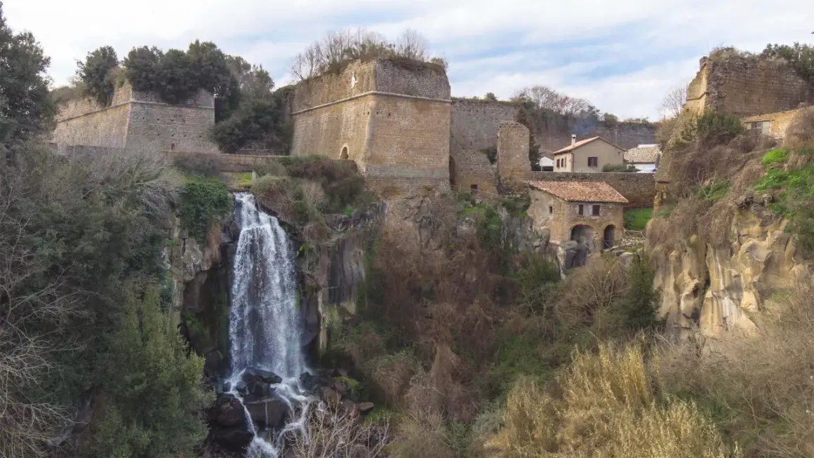 Cascata e antiche mura a Nepi, un luogo suggestivo da scoprire.