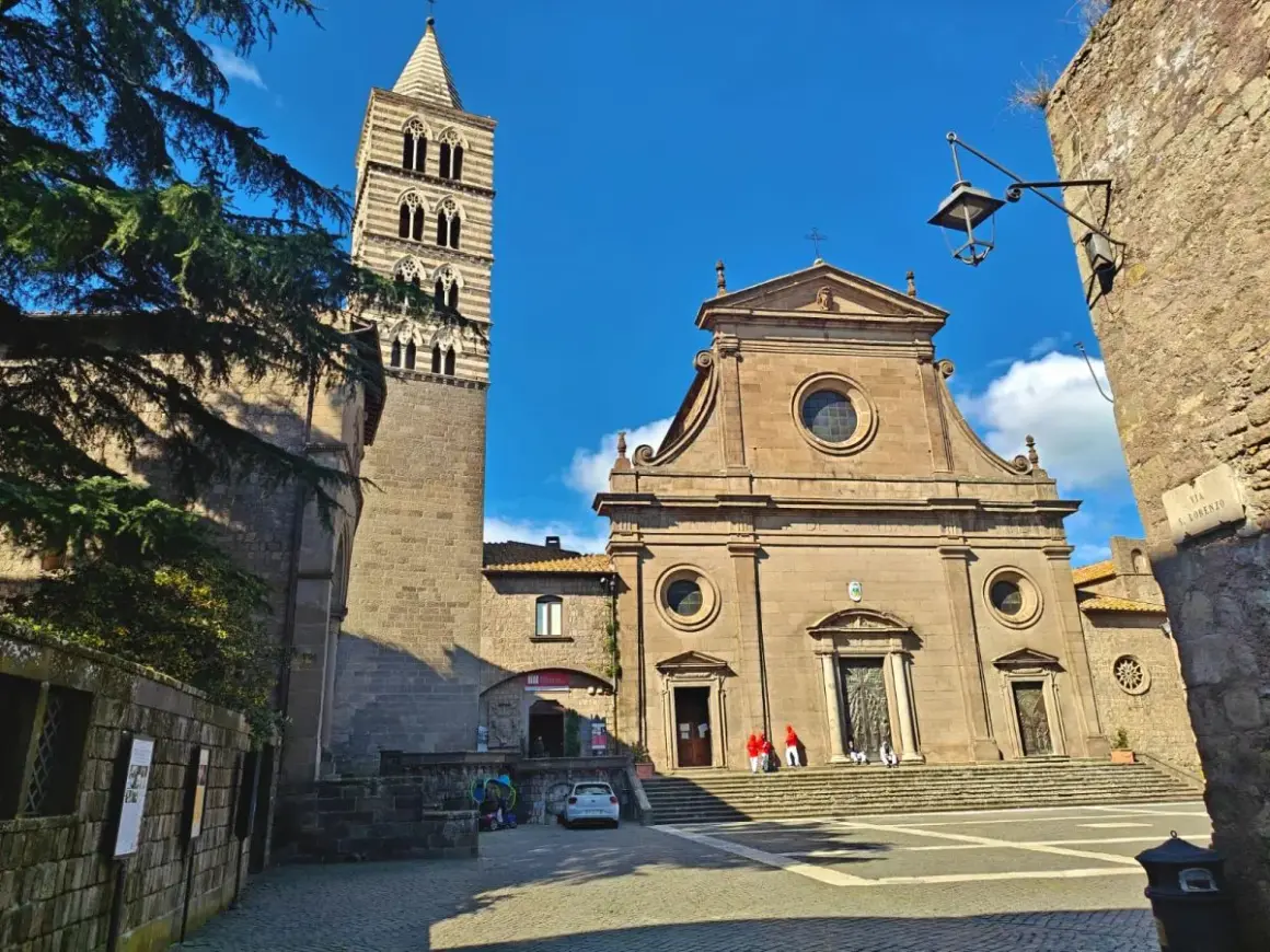 La piazza antistante la porta San Pietro a Viterbo, con il campanile e la facciata della chiesa.