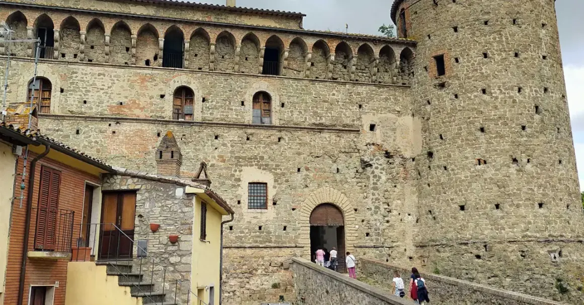 Un antico castello in pietra, con arcate e finestre suggestive, è uno dei luoghi da scoprire a Graffignano. Un ponte conduce all'ingresso principale.