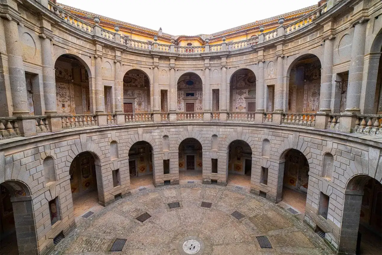 Cortile del Palazzo Farnese a Caprarola, un capolavoro rinascimentale. Scopri come arrivare per visitarlo.