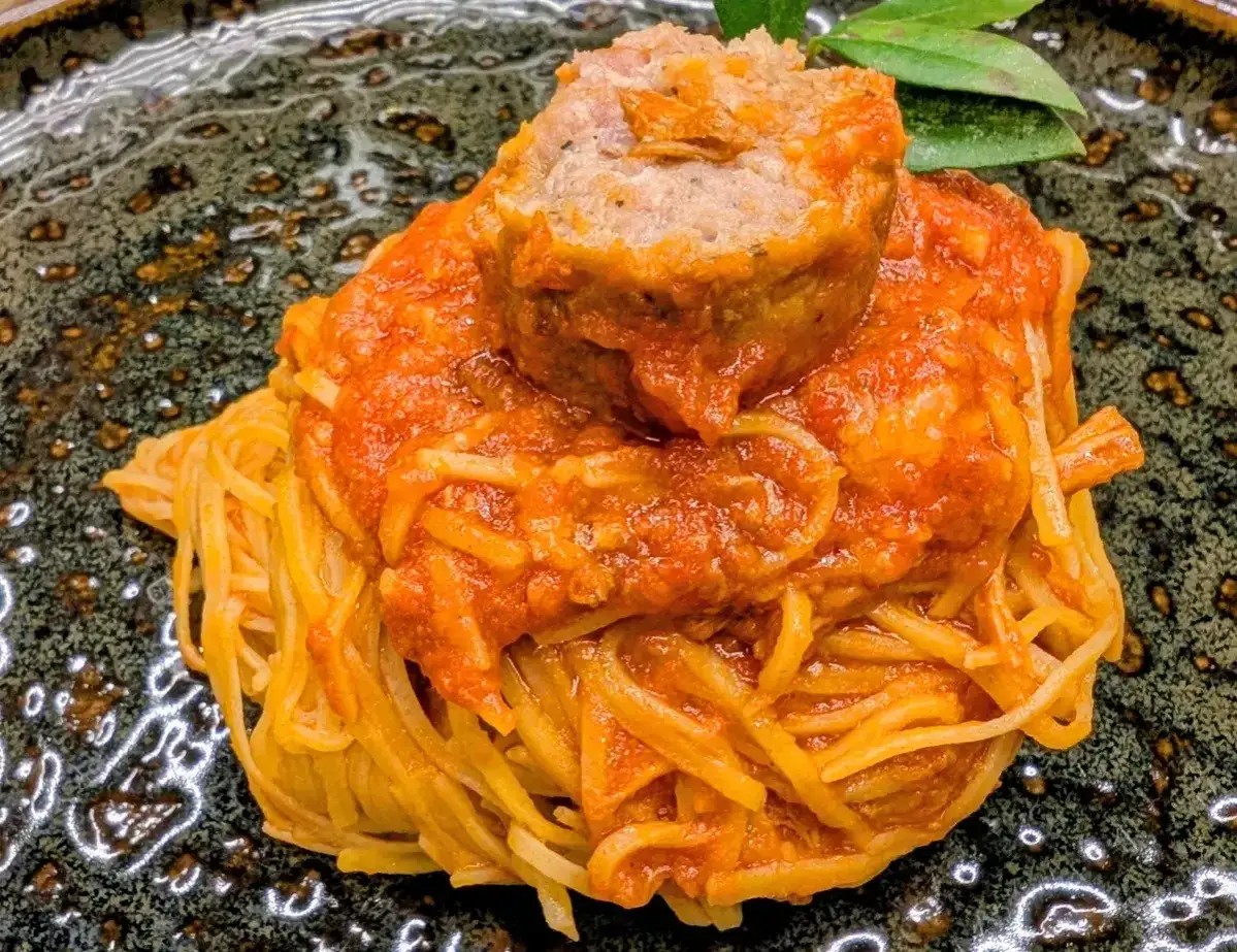 Spaghetti al ragù con polpetta, un classico per scoprire cosa mangiare a Vitorchiano.