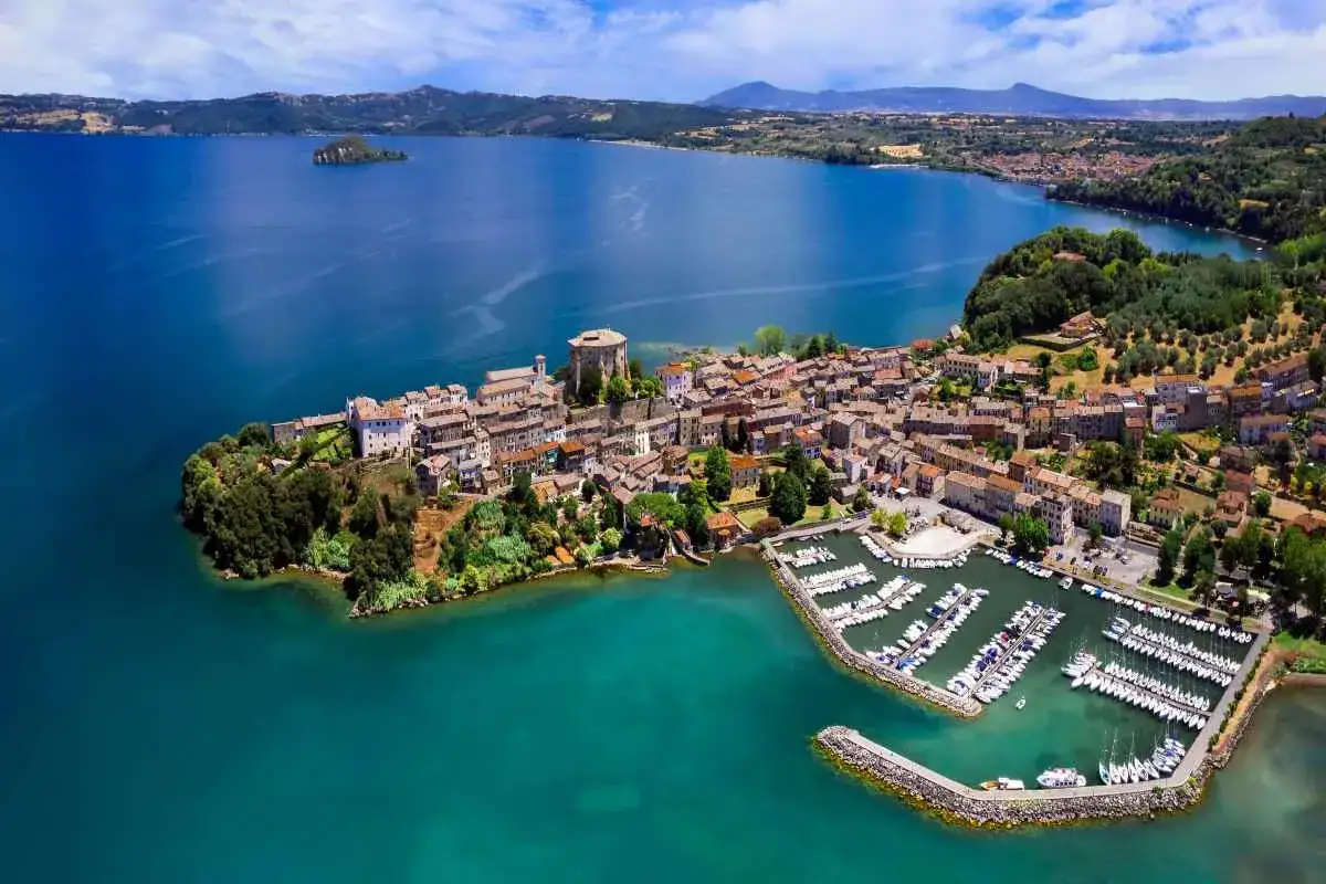 Vista aerea di Bolsena, con il suo borgo medievale e il porto turistico. Il blu intenso del lago fa immaginare quanto è profondo il lago di Bolsena.