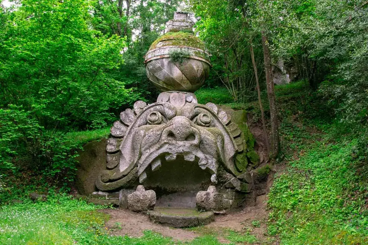 La casa pendente di Bomarzo, un mostro di pietra con la bocca spalancata, accoglie i visitatori nel parco dei mostri.