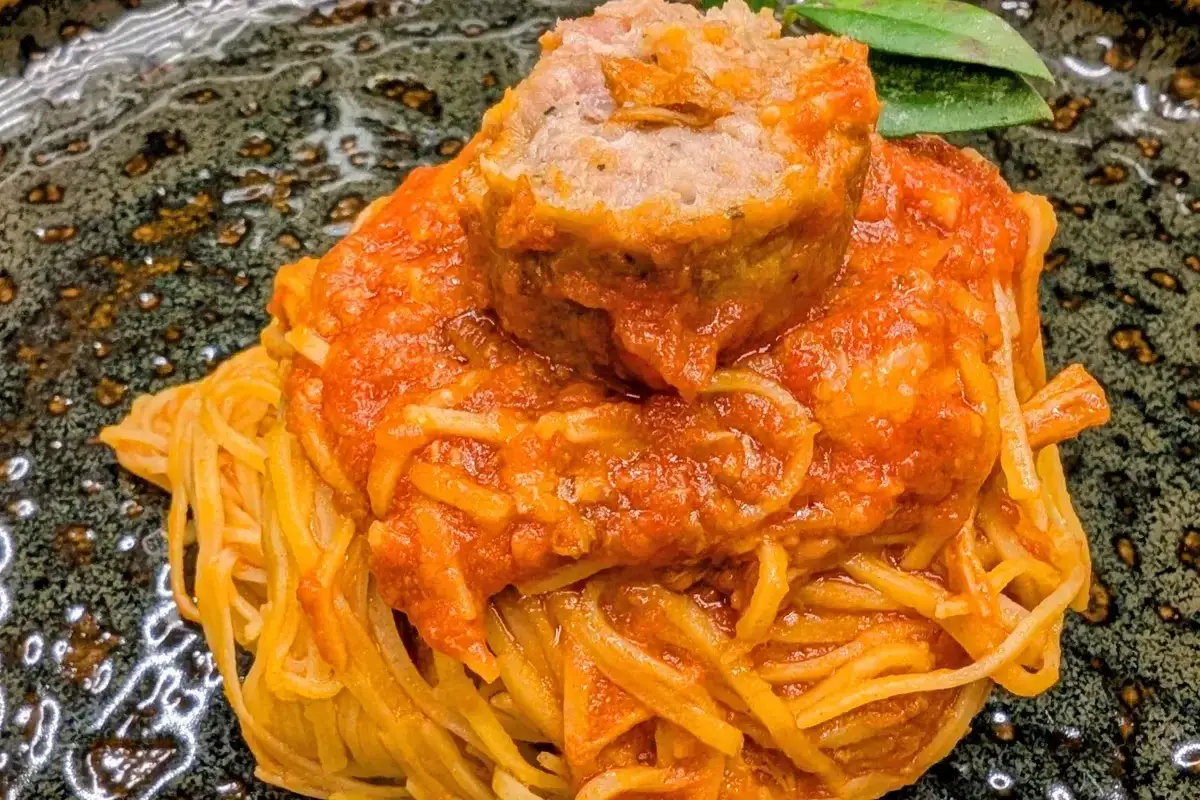 Spaghetti con polpetta e sugo rosso, un assaggio dei prodotti tipici viterbo.