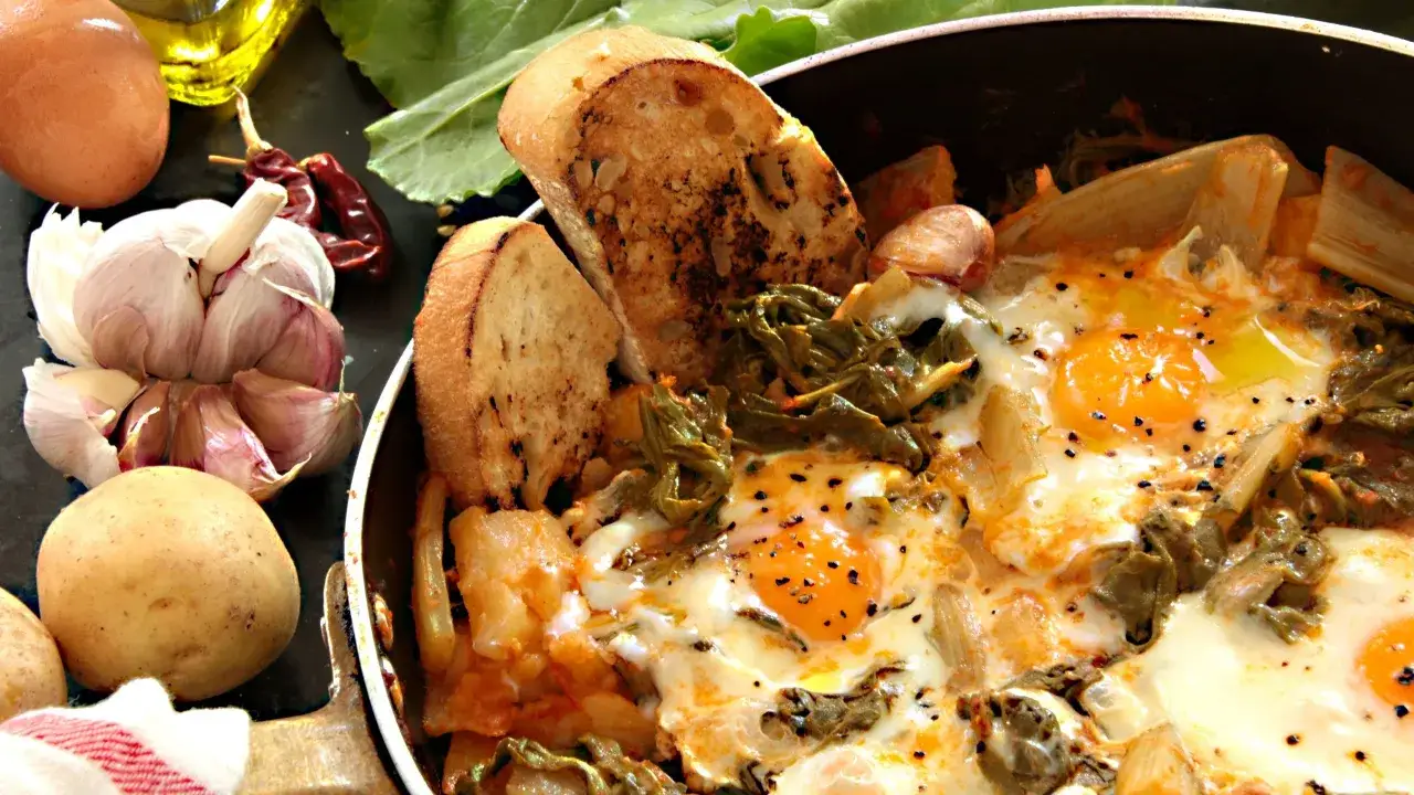 Acquacotta ricetta: uova, verdure, patate e pane tostato in padella. Ingredienti freschi per un piatto rustico e saporito.