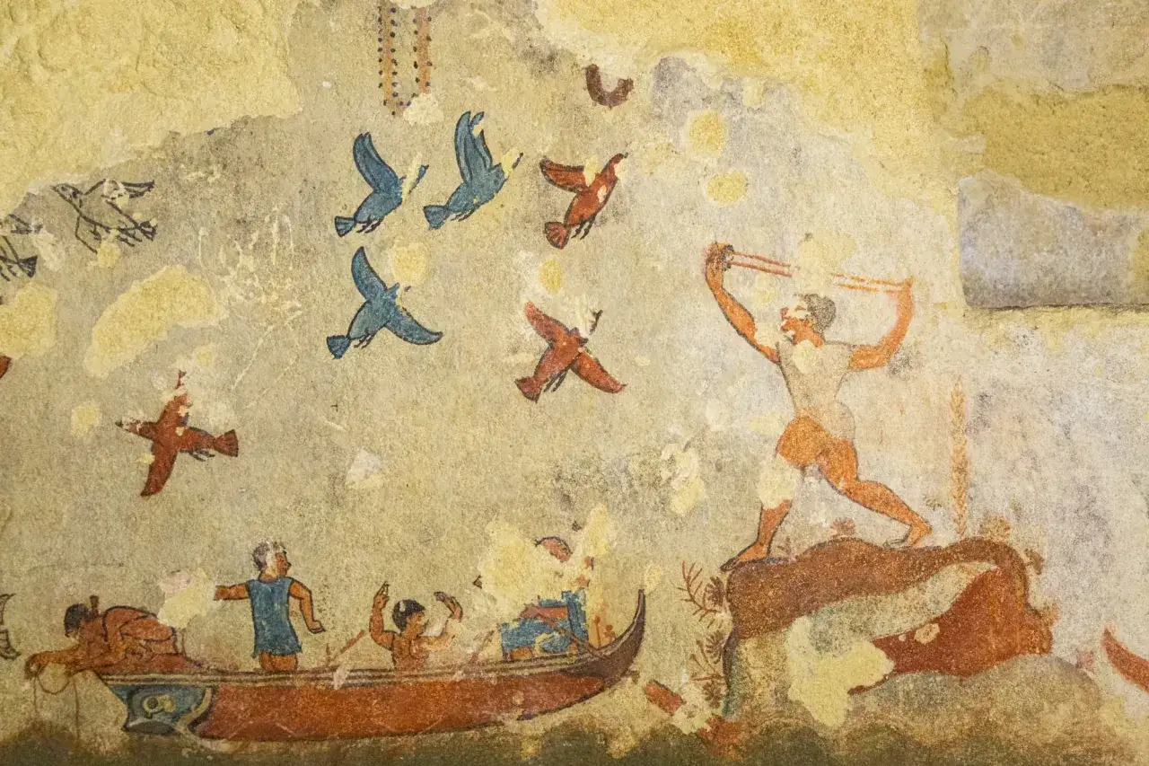 Affresco etrusco: cacciatore con fionda, barca con pescatori e uccelli in volo. La vita del popolo etrusco in un'antica pittura murale.