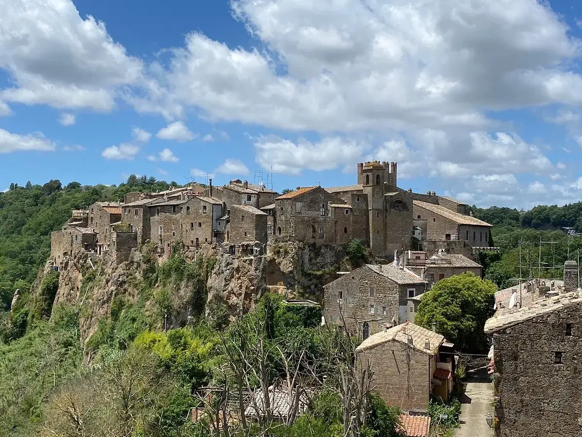 Borgo medievale arroccato su una rupe, un gioiello da scoprire nell'Alto Lazio. Cosa vedere in questo incantevole paesaggio.