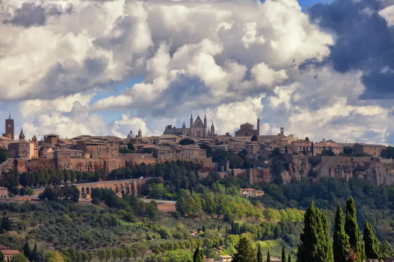 Orvieto, con il suo Duomo imponente, evoca la storia e le caratteristiche del vino Grechetto, fresco e aromatico.