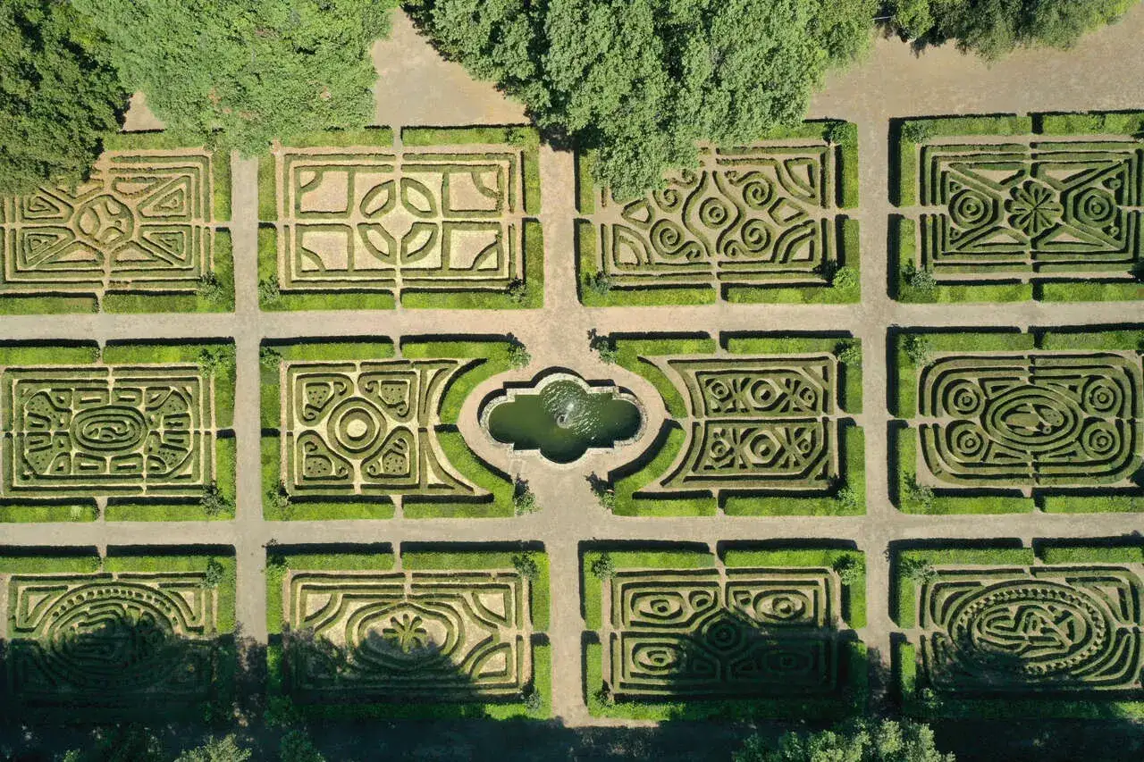 Giardini all'italiana del Castello Ruspoli di Vignanello, con siepi geometriche e fontana centrale.