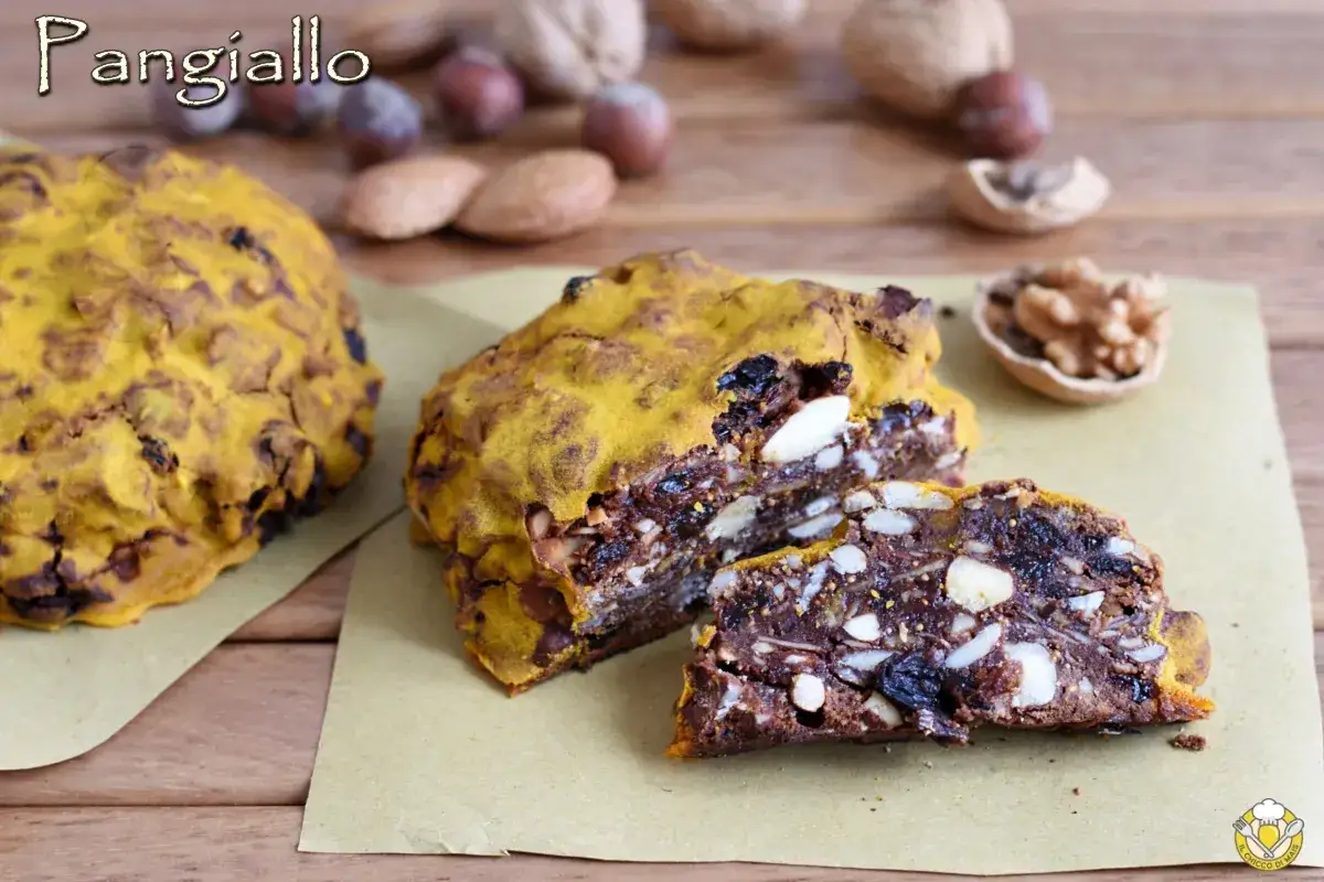 Pangiallo viterbese, un dolce ricco di frutta secca e canditi, con una crosta dorata e invitante.
