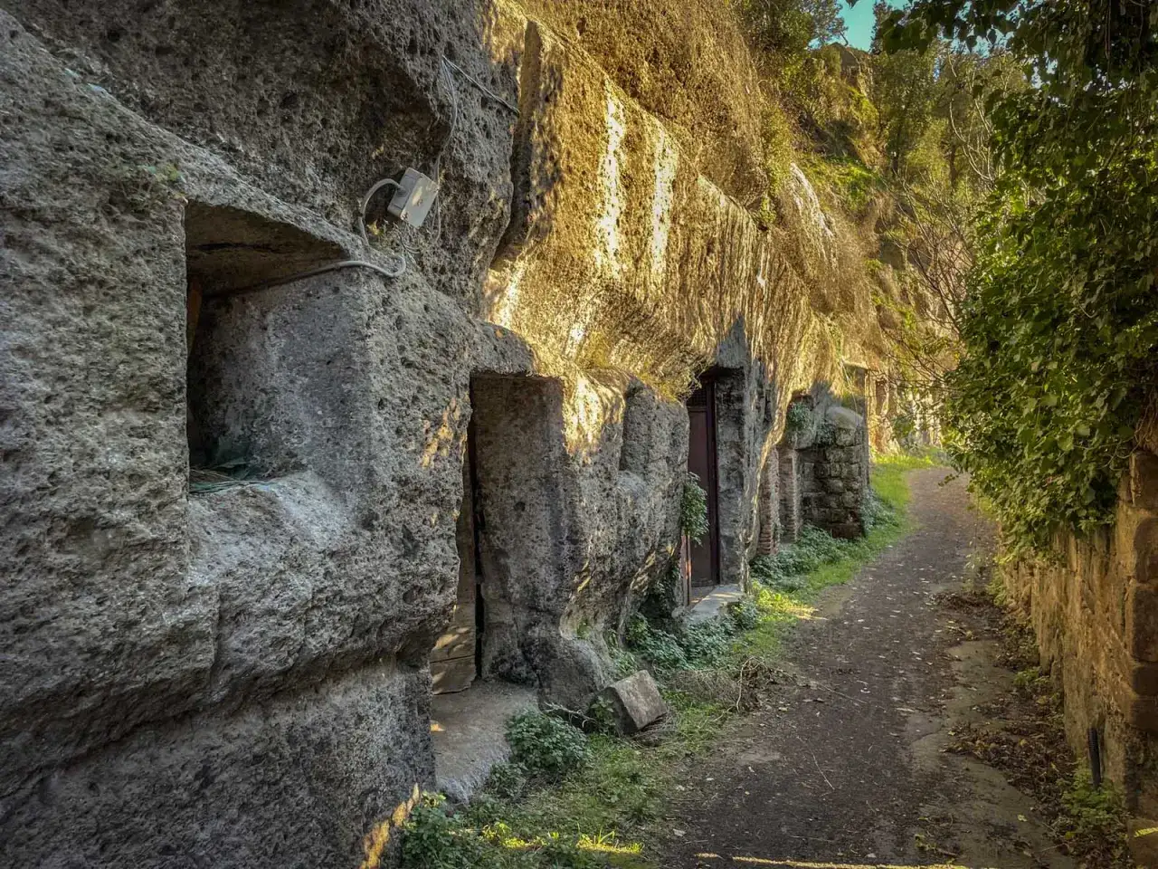 Antiche tombe scavate nella roccia a Bler&aacute;, un luogo suggestivo da vedere, con un sentiero che si snoda tra le aperture.