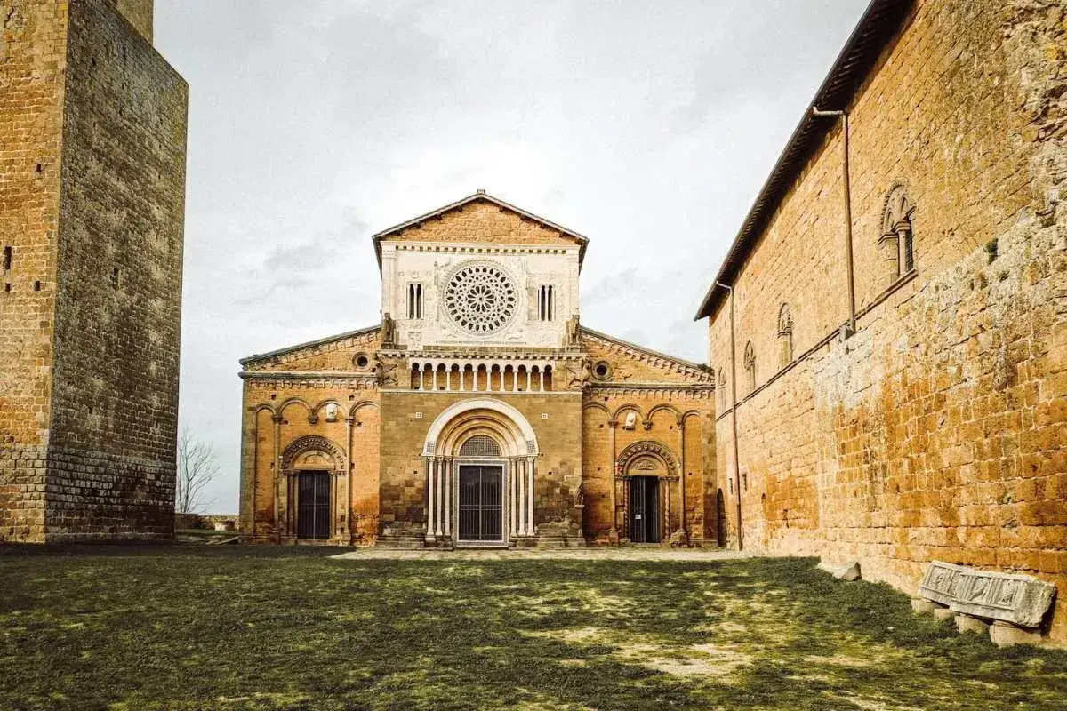La Cattedrale di San Pietro a Tuscania (VT) con la sua torre medievale. Un'antica bellezza che racconta storie.