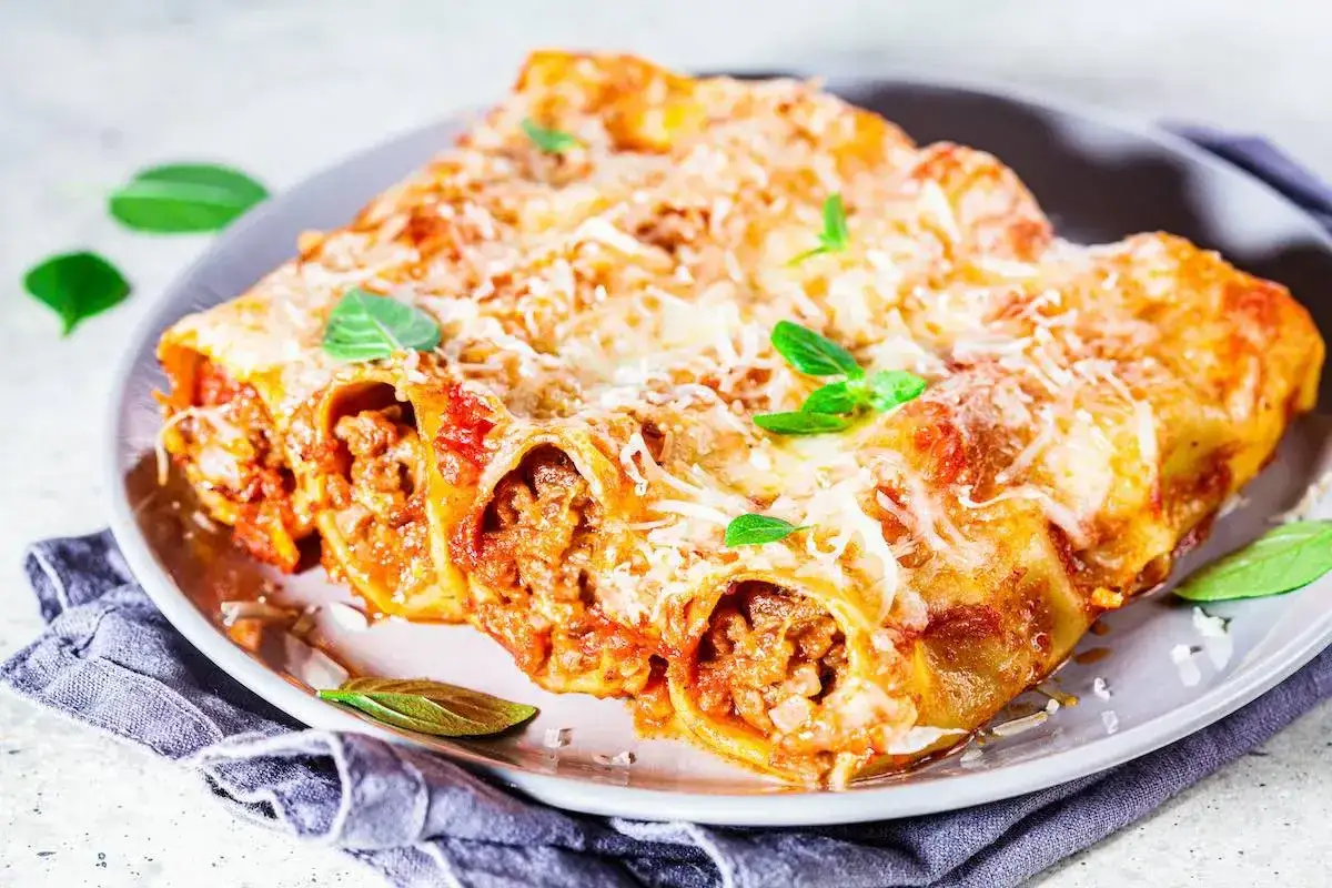 Cannelloni ripieni di carne al sugo, gratinati al forno con formaggio. Non sono fregnacce, ma un piatto delizioso!