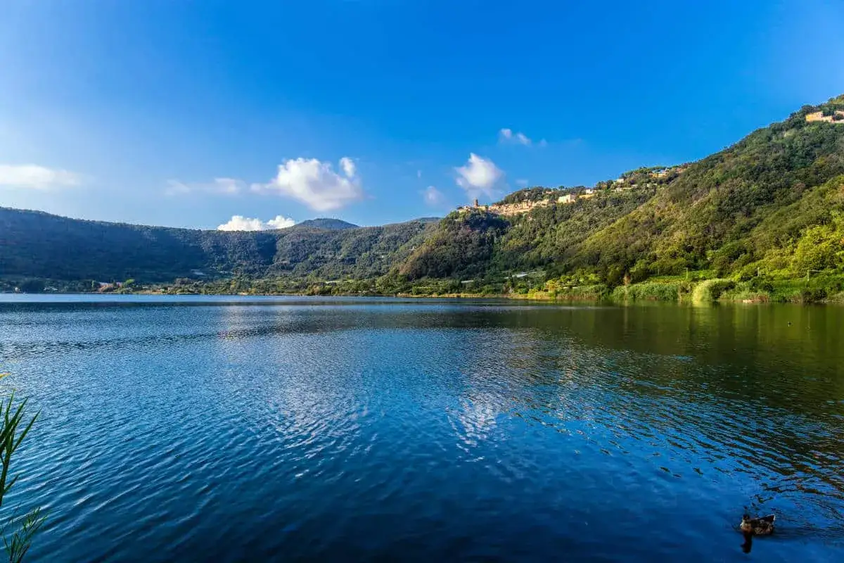 Un'oasi di pace: il lago di Viterbo, con le sue acque azzurre e le colline verdi che lo abbracciano, invita al relax.