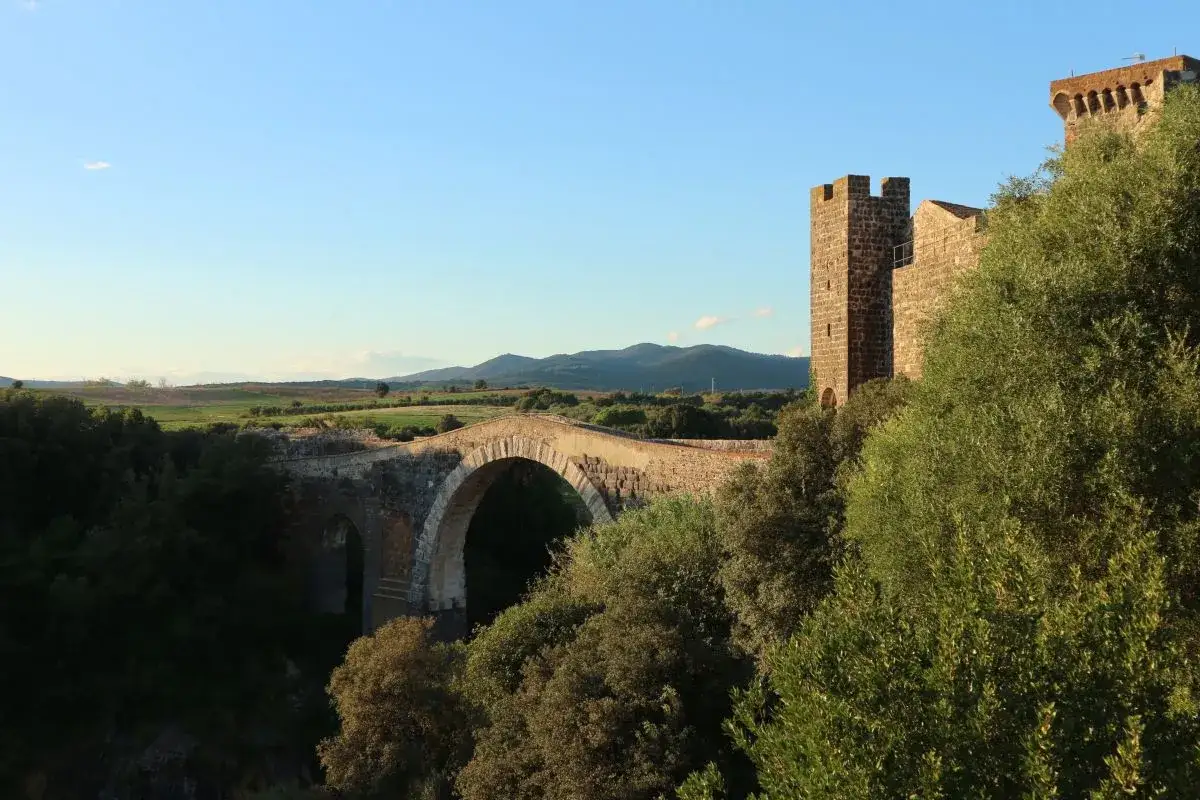Ponte romano e torre medievale a Vulci, dove si trova questo suggestivo paesaggio etrusco.