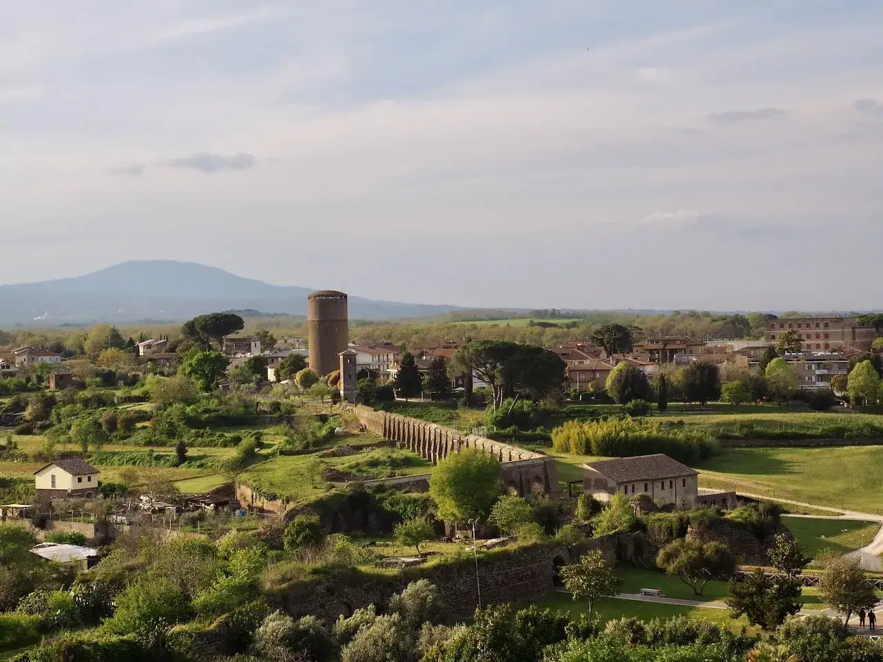 Panoramica di Nepi con la torre circolare e l'acquedotto, un luogo incantevole da scoprire.