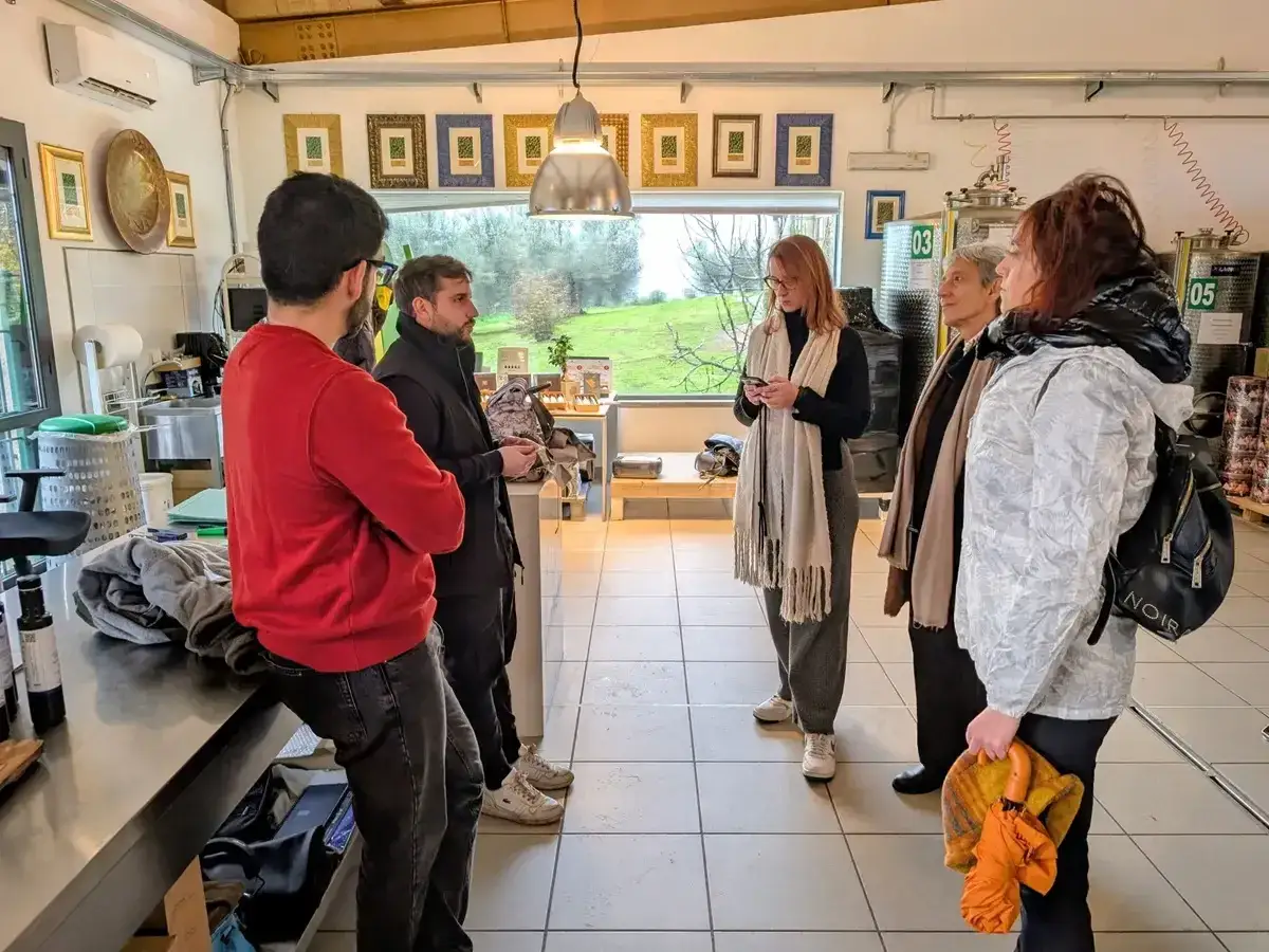 Gruppo di persone in visita in un'azienda agricola, forse per degustare prodotti tipici del canino Viterbo.