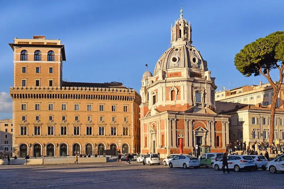 Piazza con la chiesa di Santa Maria di Loreto e il Palazzo delle Assicurazioni Generali, un'opera che evoca lo stile di antonio da sangallo il giovane.