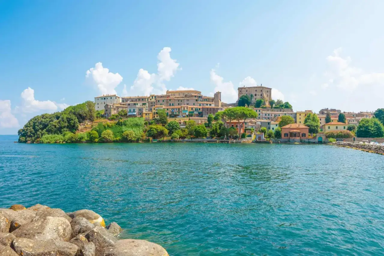 Vista del borgo sul lago di Bolsena, con le sue spiagge e il castello in cima alla collina.