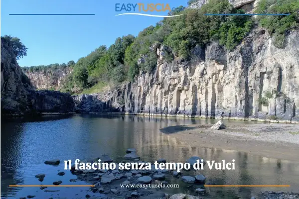 Il lago di Vulci, con le sue pareti rocciose scolpite dal tempo, riflette il cielo azzurro. Un luogo incantevole.