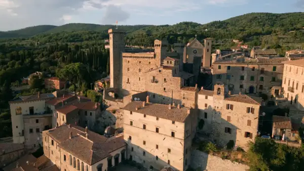 La Rocca Monaldeschi di Bolsena domina il borgo medievale, con le sue torri imponenti e le case in pietra che si aggrappano alla collina.