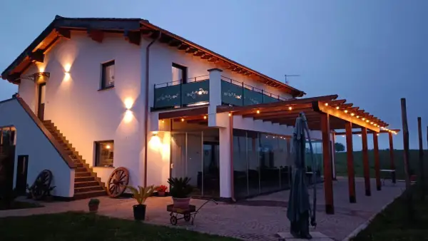 Il localetto Sutri, con le sue luci soffuse e il pergolato illuminato, invita a serate piacevoli. Le ruote di carro aggiungono un tocco rustico.