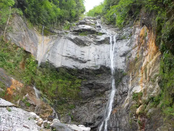 Le cascate di Acquasparta scendono su una parete rocciosa ricca di vegetazione.