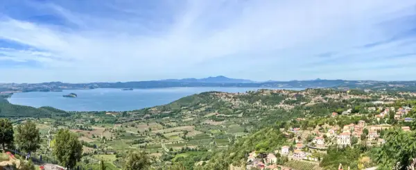 Panoramica di Montefiascone, dove si trova il lago di Bolsena, con colline verdi e case sparse.