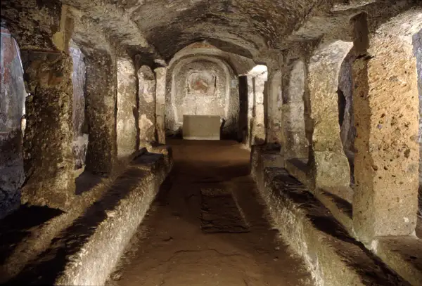 Interno del mitreo di Sutri, con nicchie e affreschi antichi.