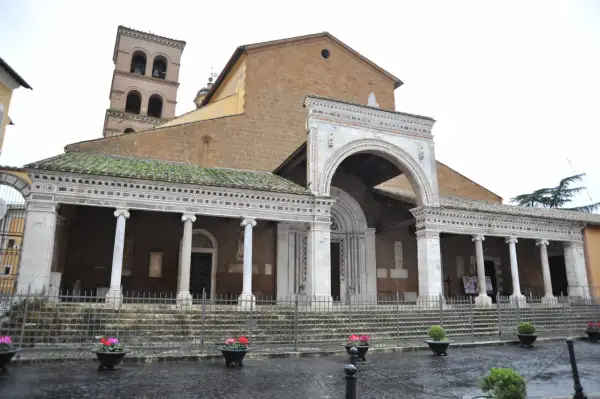 La Basilica di San Marciano a Civita Castellana, con il suo campanile romanico e il portico decorato.