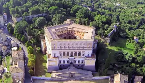 Vista aerea del Palazzo Farnese a Caprarola, con un accenno a come arrivare, immerso nel verde.