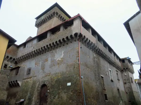 Antico castello a Carbognano, un luogo da scoprire. Mura imponenti e merlature che raccontano storie.