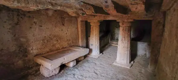 Interno di una tomba etrusca nel parco regionale Marturanum. Sarcofago in pietra e colonne scolpite nella roccia.